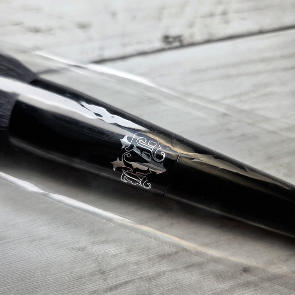 Kat Von D Black and White Setting Powder Brush #20 - Picture 4 of 6